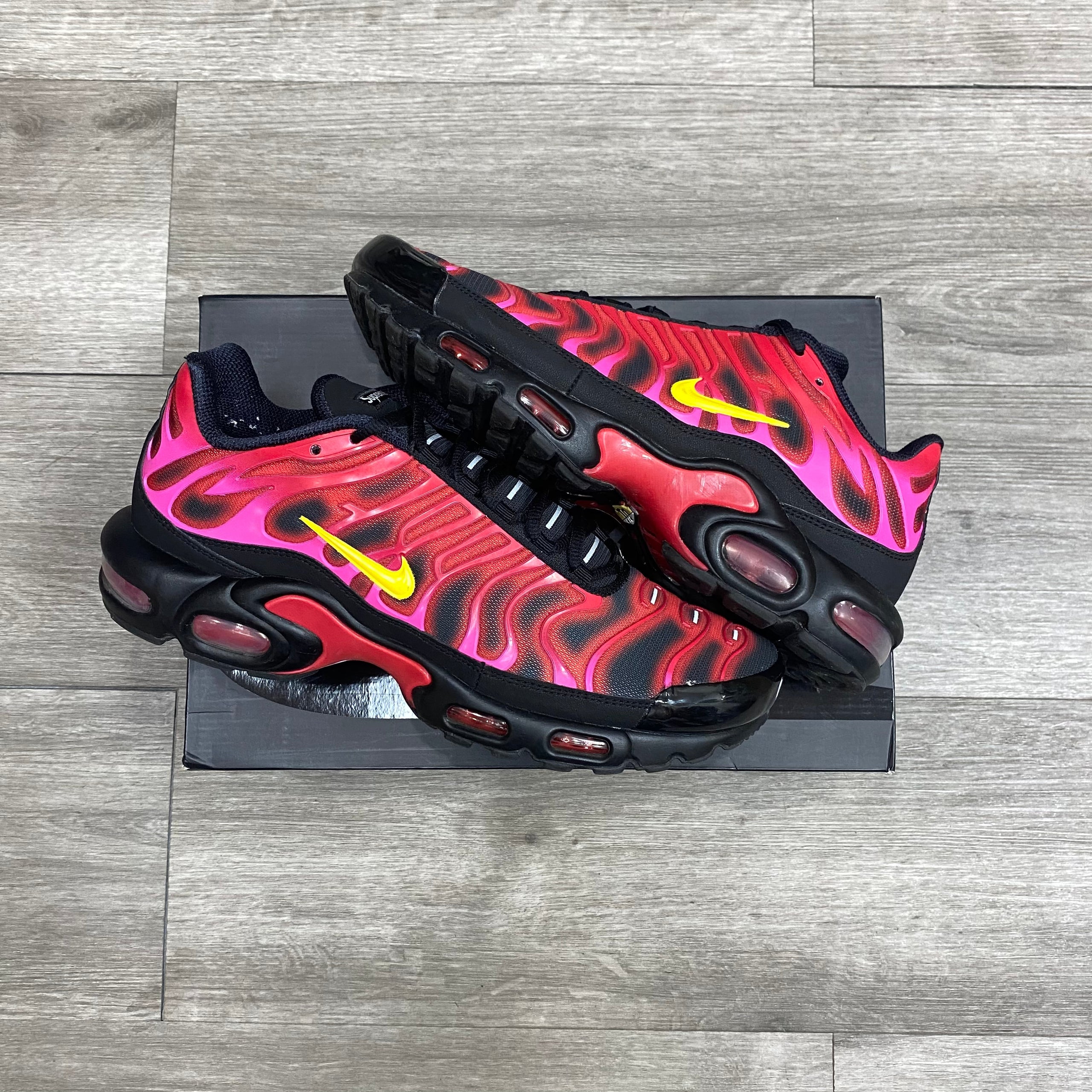 Supreme fashion x nike air max plus tn